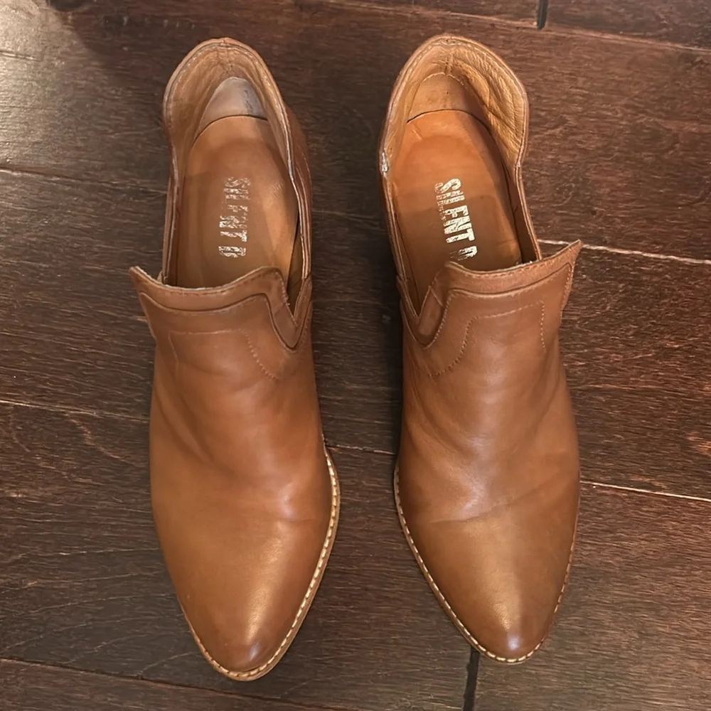 Good condition Silent D Winifred Side-Cut Booties 8.5